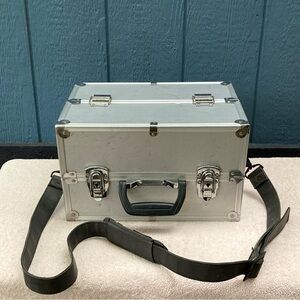 Large Expanding Makeup/Cosmetic/Tool/Tackle Box Case w/Shoulder Strap-Silver